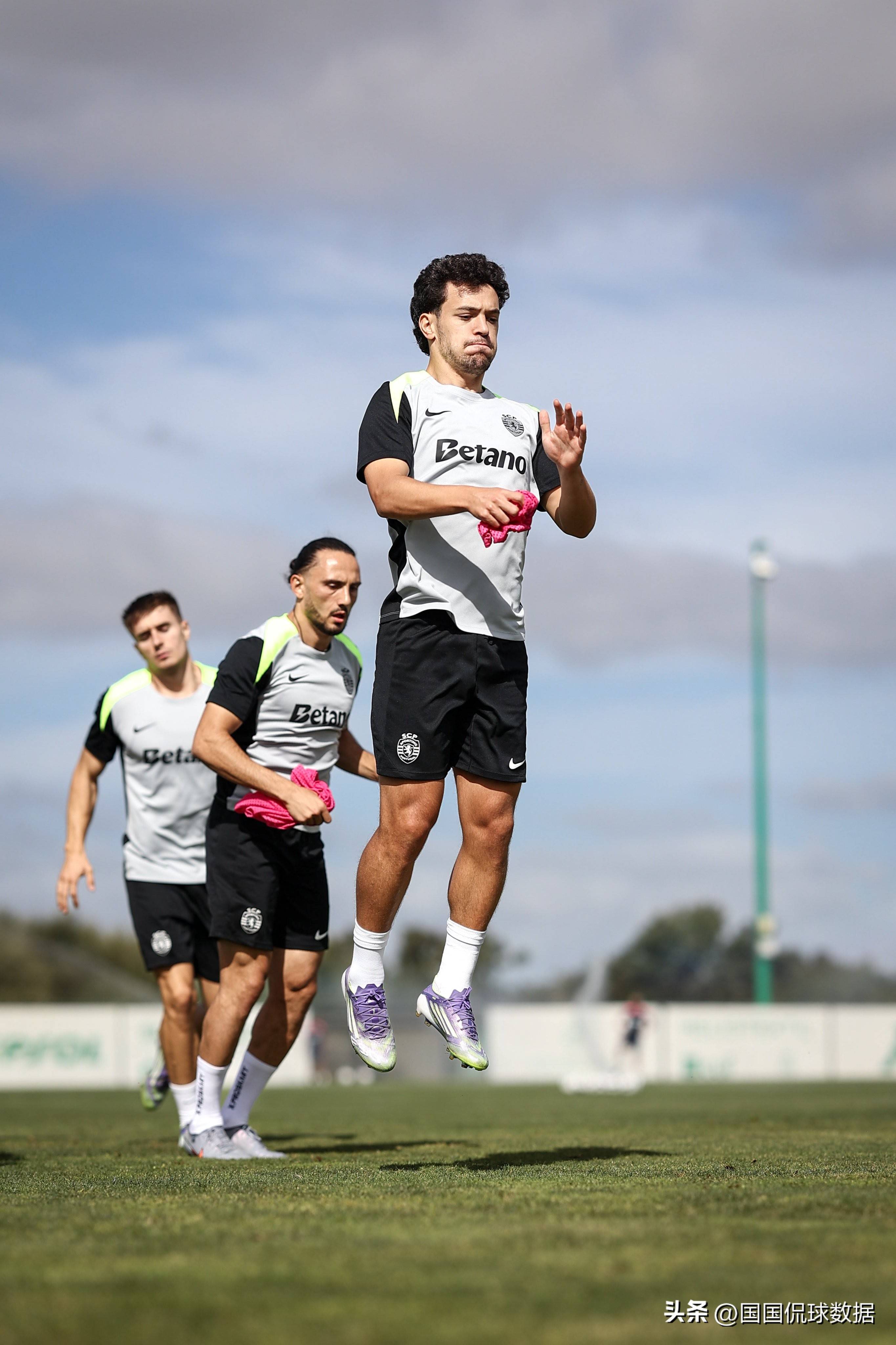 详细阅读:九游(中国)-包含皇家马德里迎葡超关键赛,今夜绝杀压哨,更衣室稳定,身体对抗强度拉满的词条-九游(中国) 九游(中国)-包含皇家马德里迎葡超关键赛,今夜绝杀压哨,更衣室稳定,身体对抗强度拉满的词条-九游(中国)